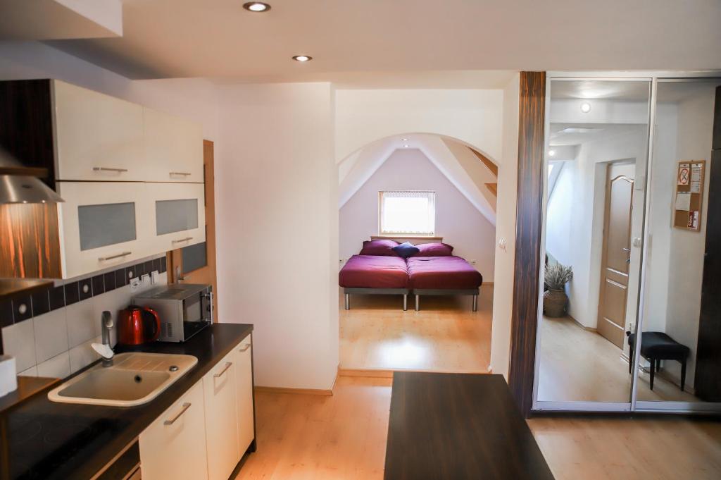 - une cuisine avec un lit au milieu d'une pièce dans l'établissement Lovely apartment in city Center of Jelenia Gora., à Jelenia Góra