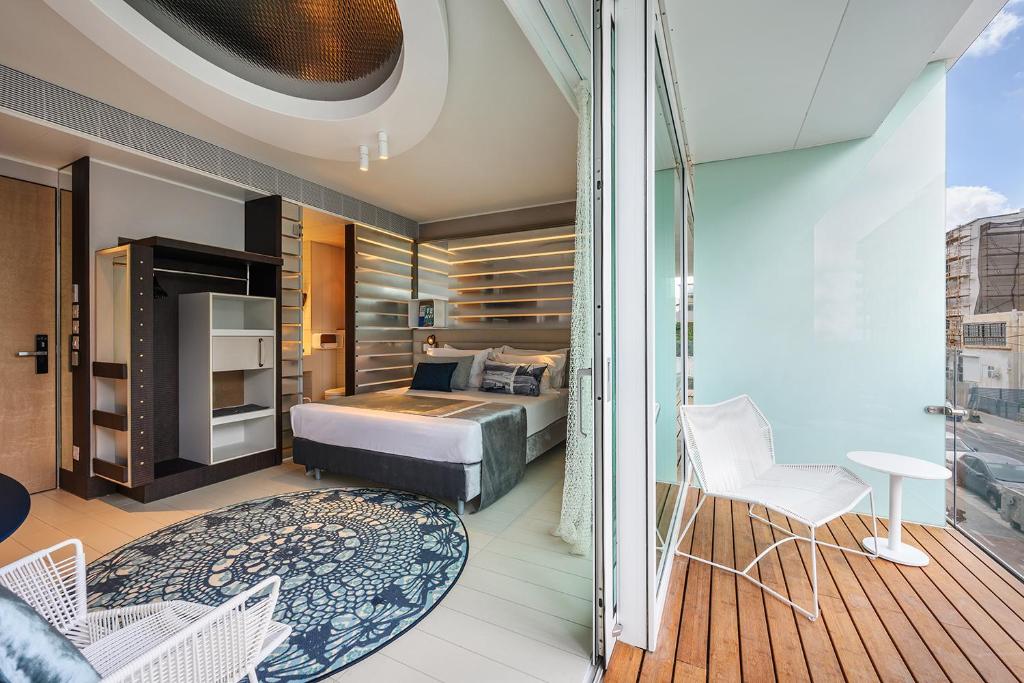 Postel nebo postele na pokoji v ubytování Port Tower by Isrotel Design