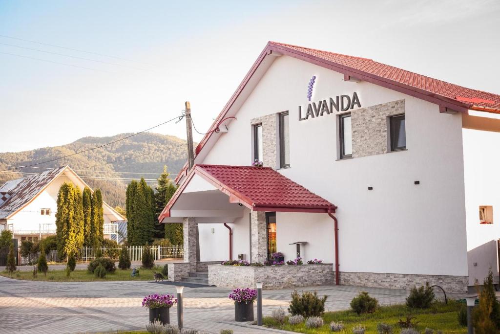 un edificio con el nombre de lanuanda en él en Pensiunea Lavanda, Piatra-Neamț en Piatra Neamţ
