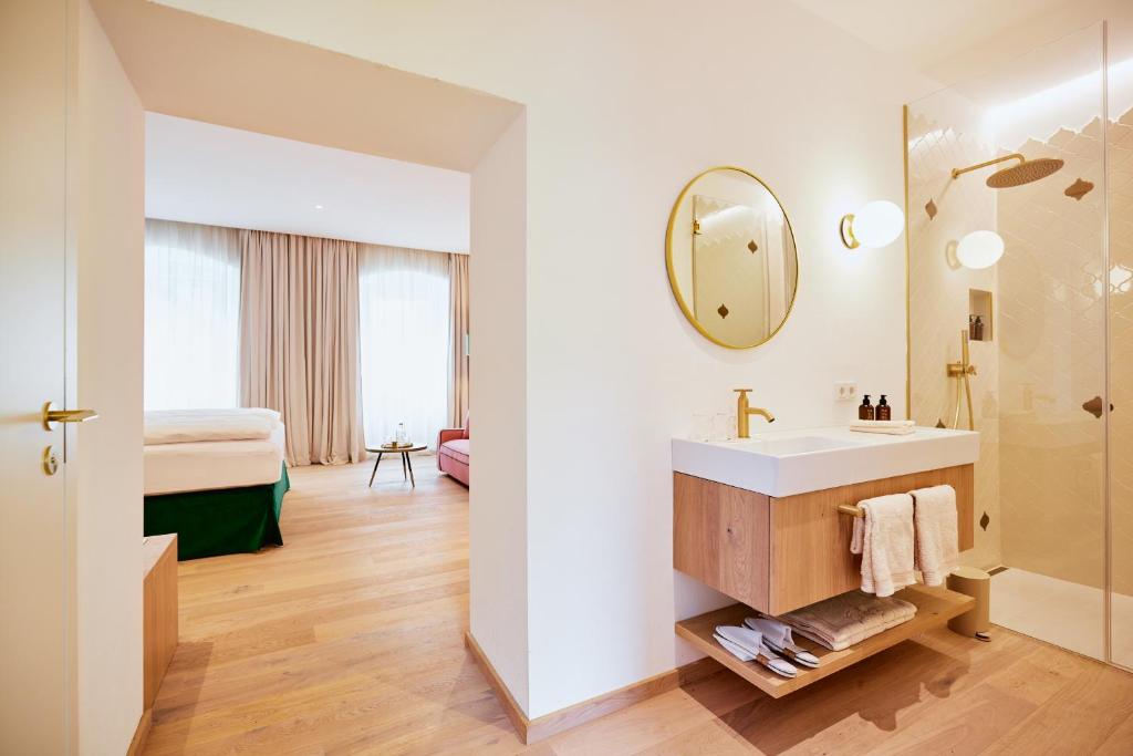 Postel nebo postele na pokoji v ubytování Boutiquehotel Zum Goldenen Hirschen