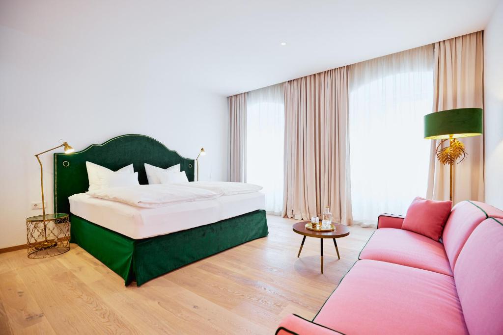 Postel nebo postele na pokoji v ubytování Boutiquehotel Zum Goldenen Hirschen
