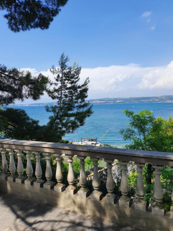 balkon z widokiem na ocean w obiekcie Apartmaji Pregelj w Koprze