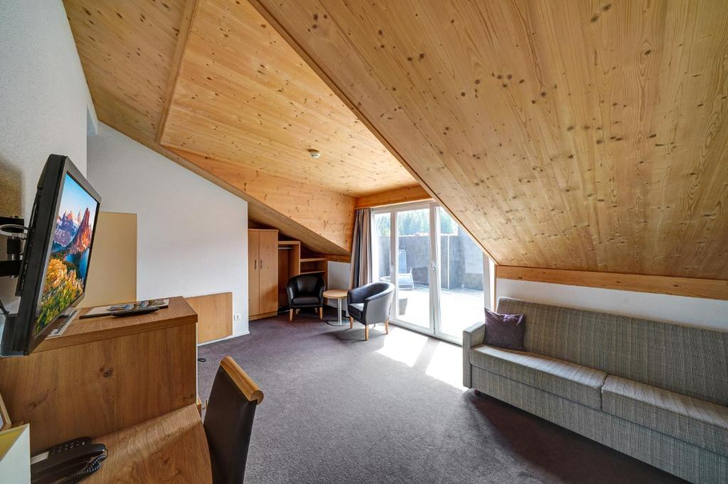 TV a/nebo společenská místnost v ubytování Hotel Landgasthof Eischen