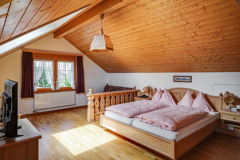 Postel nebo postele na pokoji v ubytování Hotel Landgasthof Eischen