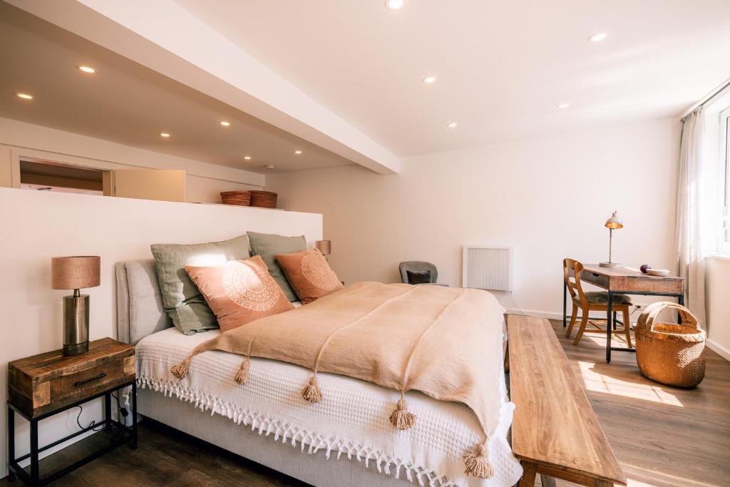 מיטה או מיטות בחדר ב-Wohnung in der Fußgängerzone mit Finca Flair