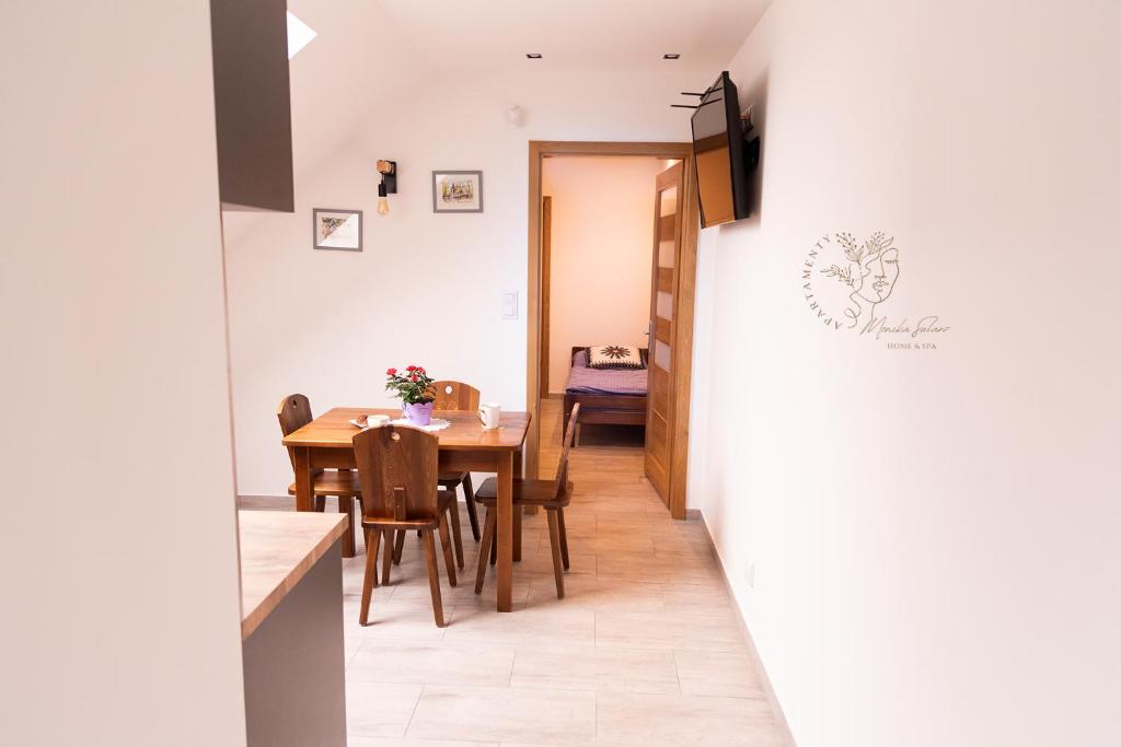 Televízia a/alebo spoločenská miestnosť v ubytovaní Apartamenty Home&Spa
