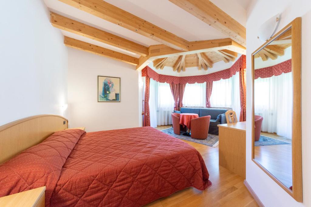 Postel nebo postele na pokoji v ubytování Flos Hotel