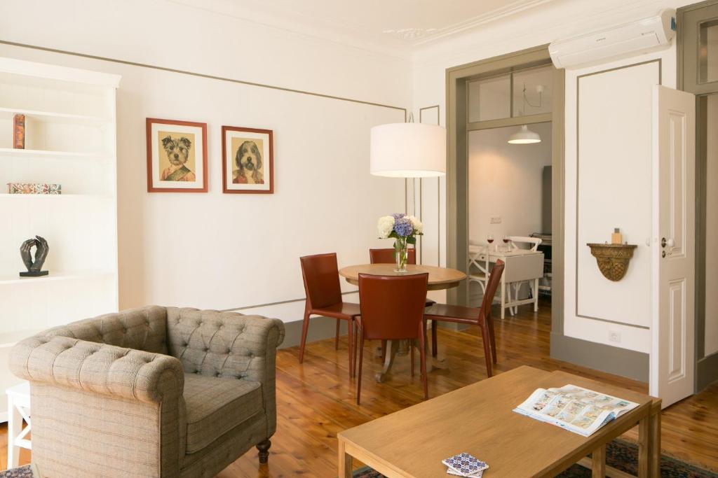 リスボンにあるTrendy and Super Central Apartment 21 by Lisbonne Collectionのリビングルーム(ソファ、テーブル付)