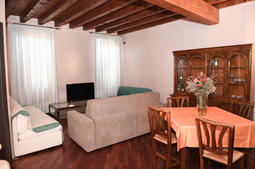 A television and/or entertainment centre at Dimora Noemi