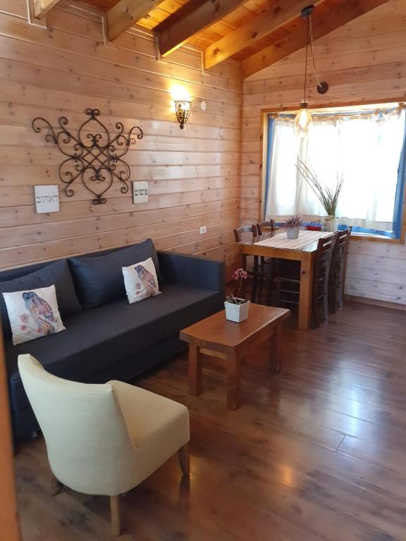 Posezení v ubytování Pine Tree Cabin