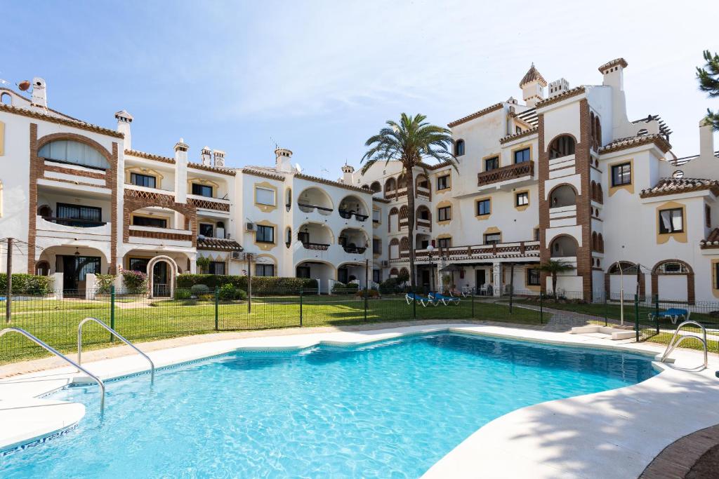 Calahonda Terrace Pueblo Apartment by GHR Rentals, Sitio de Calahonda