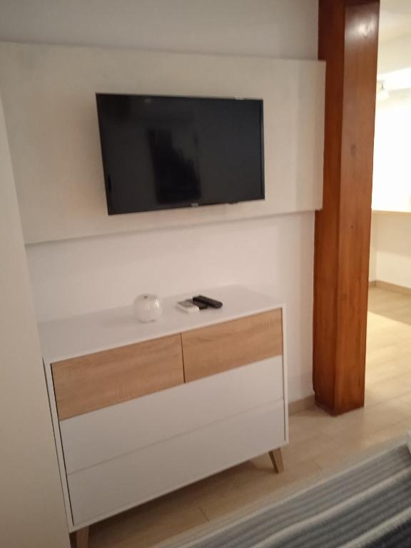 Televízia a/alebo spoločenská miestnosť v ubytovaní Dreams Studio Pojišan