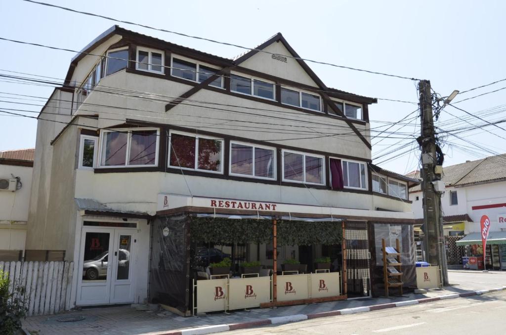 ein Gebäude an der Ecke einer Straße in der Unterkunft BFamily Minihotel in Costinești