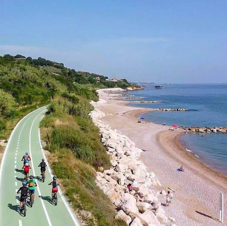 un gruppo di persone che vanno in bicicletta su una strada vicino alla spiaggia di Casa Letizia a San Vito Chietino