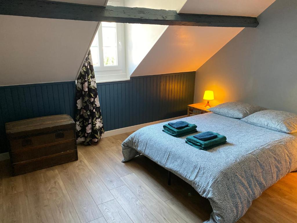 een slaapkamer met een bed met twee handdoeken erop bij L'Emerald - Etretat in Étretat