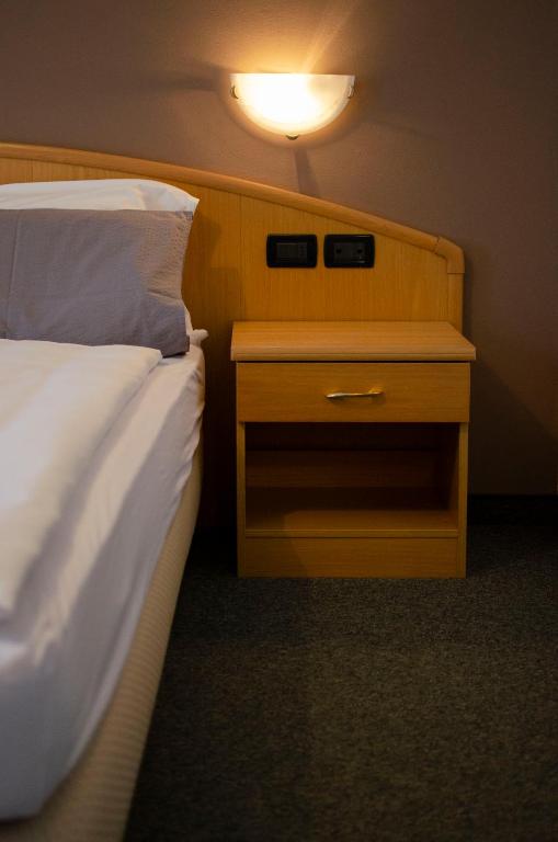 Postel nebo postele na pokoji v ubytování Flos Hotel