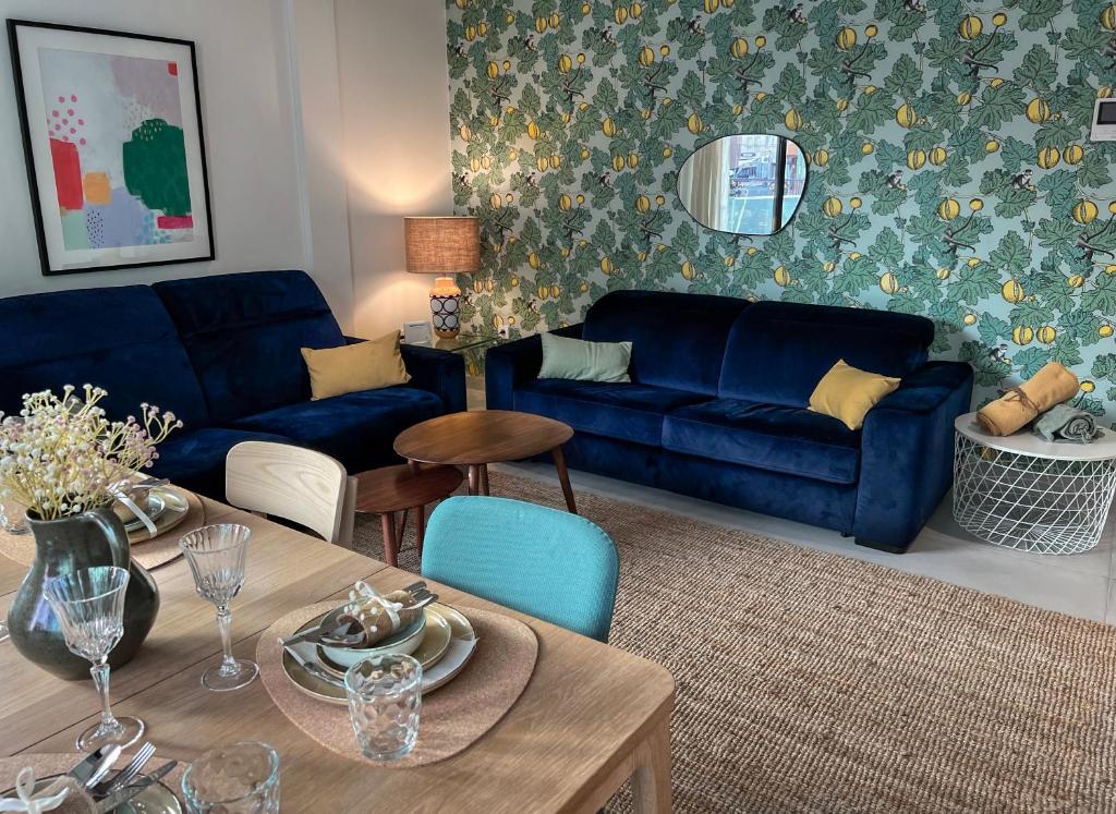 ein Wohnzimmer mit einem blauen Sofa und einem Tisch in der Unterkunft 3 bedrooms, spacious apartment 60 m from the beach in El Médano