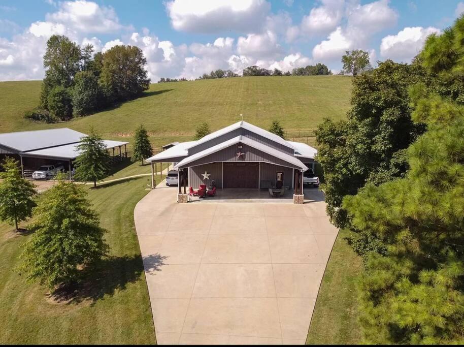Villa Unique home on a beautiful ranch w/ stocked pond (USA Pulaski