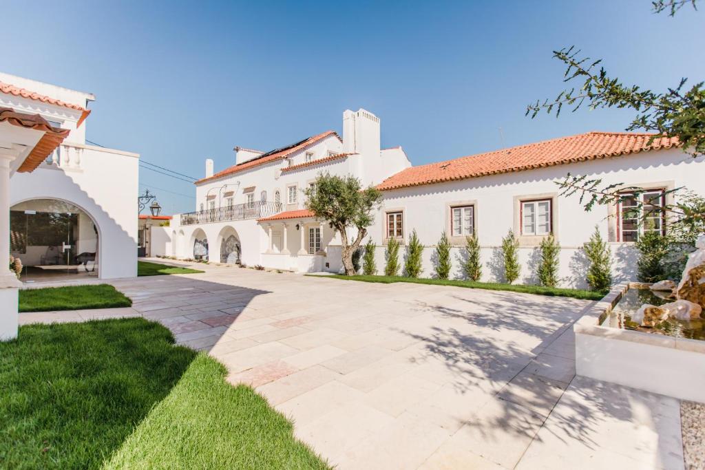 a courtyard of a house with a driveway at Sra da Oliveira Solar Heritage in Leiria