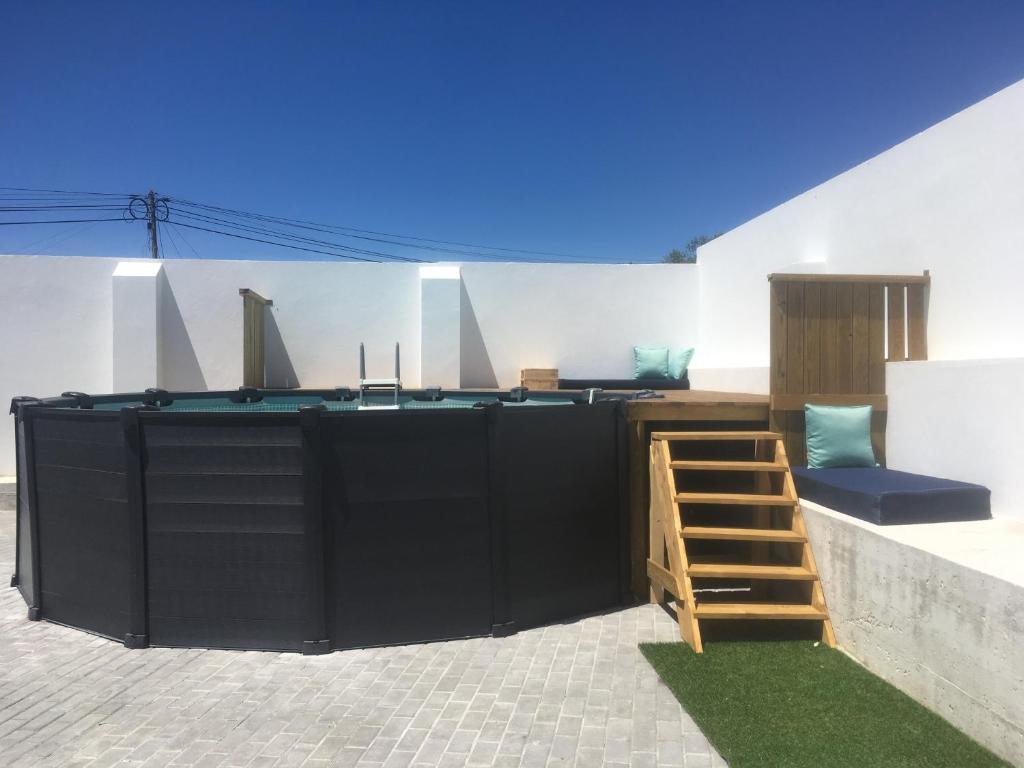 a black bar with a sink and a ladder at Moradia Bispo in Aljubarrota