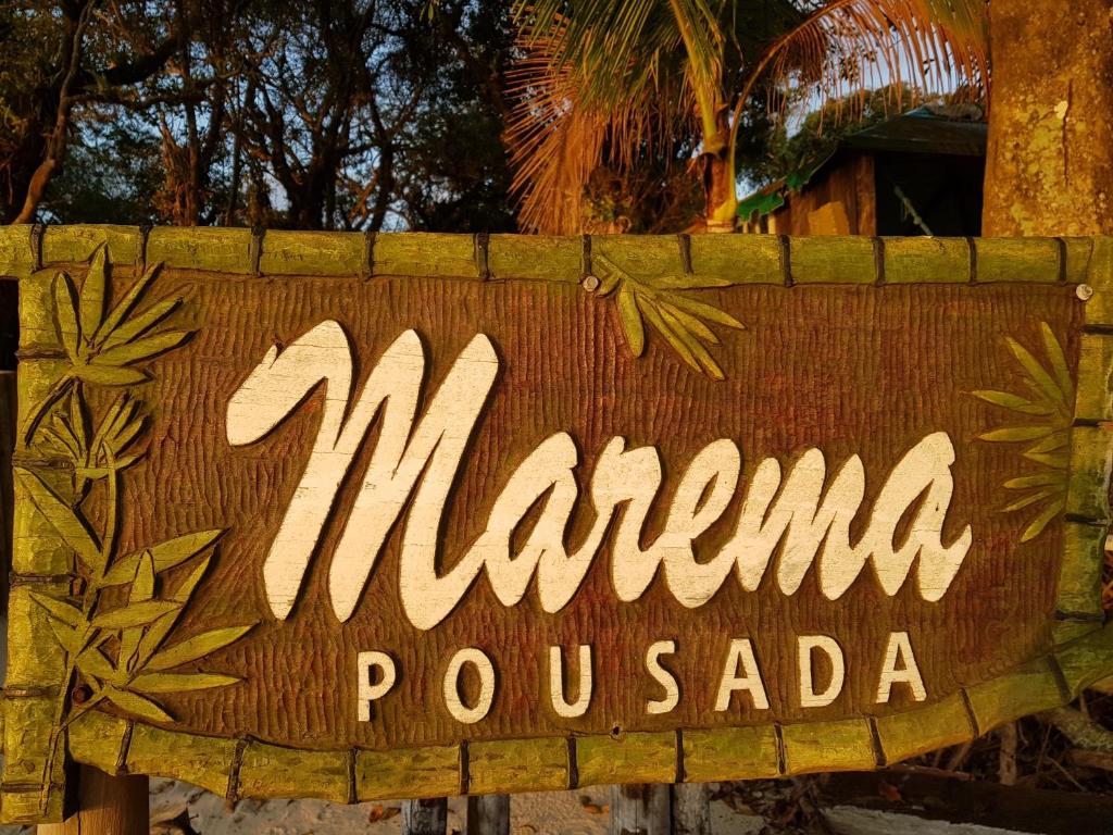 メーウ島にあるMarema Pousadaの木造の掟にマリアーナ・プカダの看板