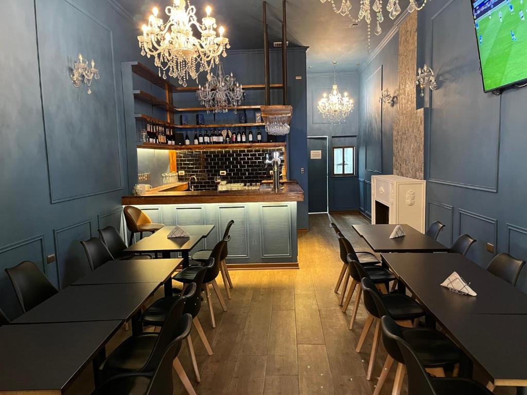 a restaurant with black tables and chairs and a bar at Hotel Restaurante Aconcagua in La Ligua