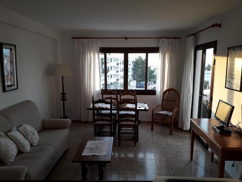 Apartamentos Port Des Torrent, Bahia de Sant Antoni ...