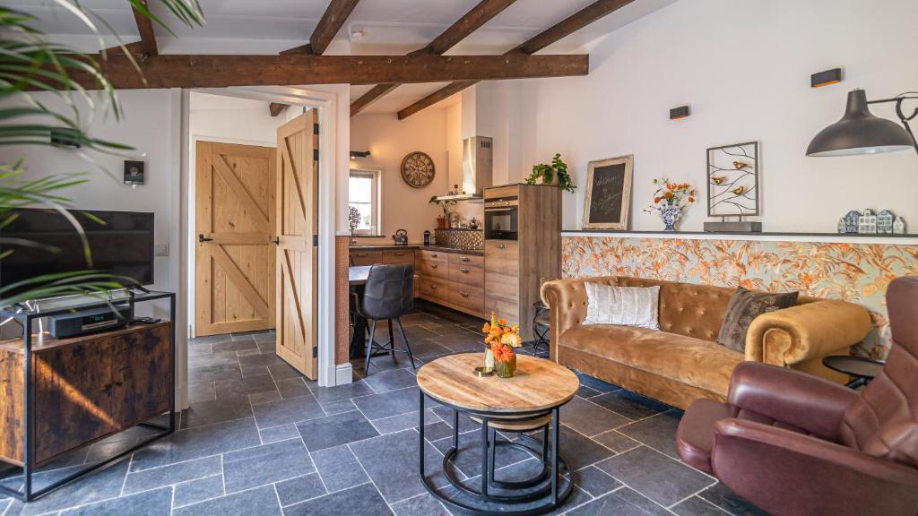a living room with a couch and a table at B&B Zilverstad Huisje De Veerpoort in Schoonhoven