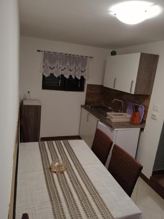 Kuchyňa alebo kuchynka v ubytovaní Apartman Cvita