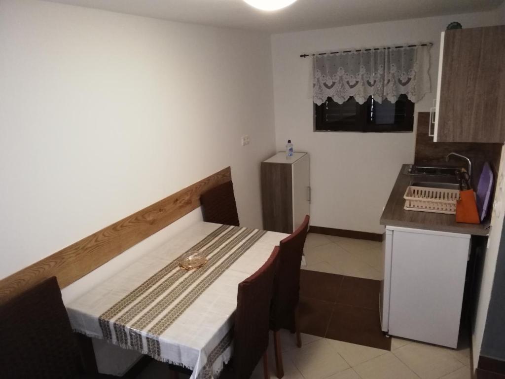 Kuchyňa alebo kuchynka v ubytovaní Apartman Cvita