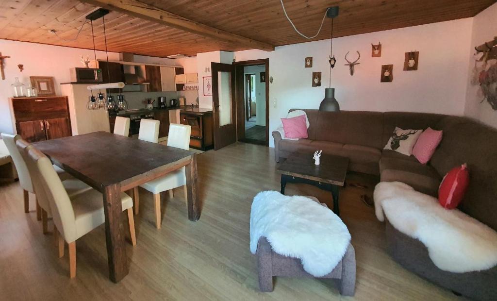 ein Wohnzimmer mit einer Couch und einem Tisch in der Unterkunft Hüttenglück in Innernzell