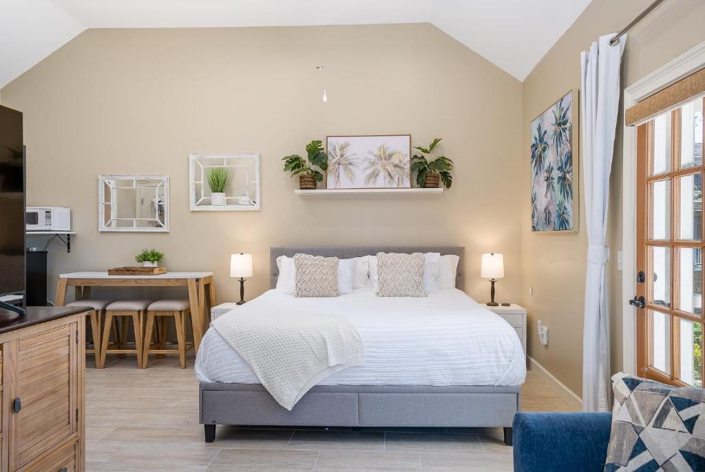 Giường trong phòng chung tại Quaint Studio in the Heart of Downtown St Augustine