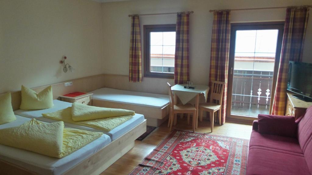 Postel nebo postele na pokoji v ubytování Hotel-Garni Pramstraller