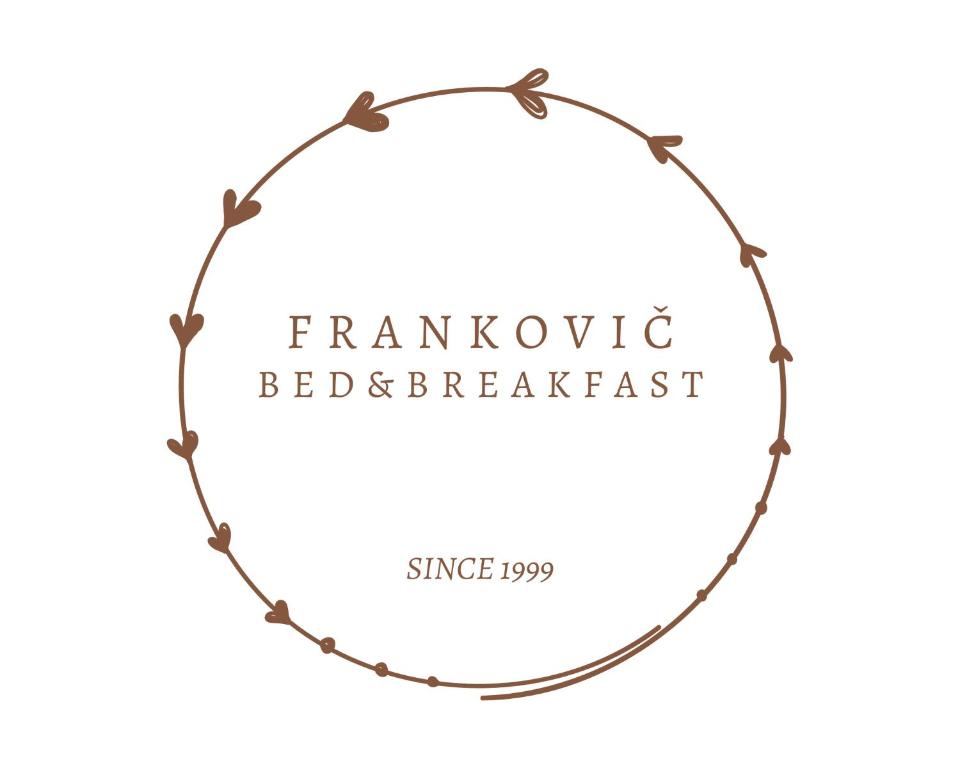 un marco de ramas con aves en círculo en Frankovič Bed&Breakfast, en Vinica