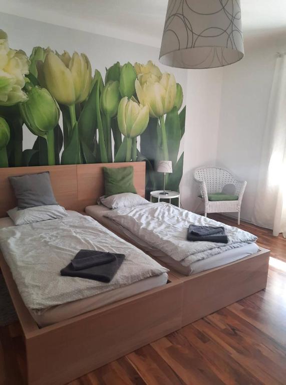 Postel nebo postele na pokoji v ubytování Das Tulpen Apartment