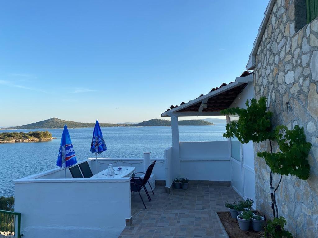 wanna z hydromasażem na patio obok wody w obiekcie Alleinstehendes Haus am Meer Robinson w mieście Tkon