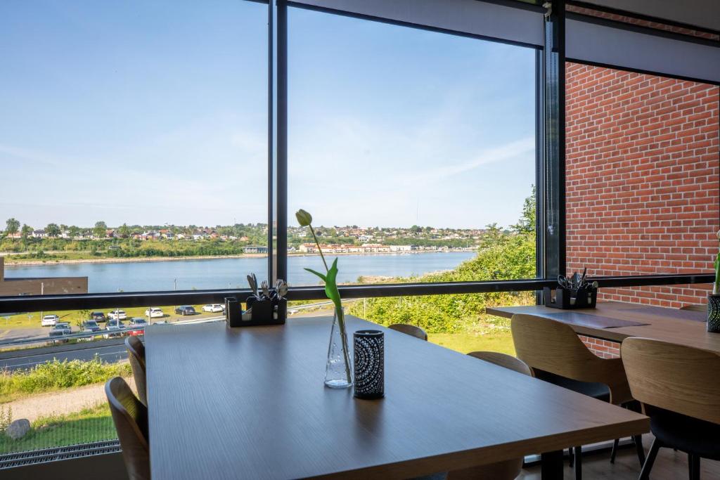 Výhled na řeku, která protéká v blízkosti hotelu