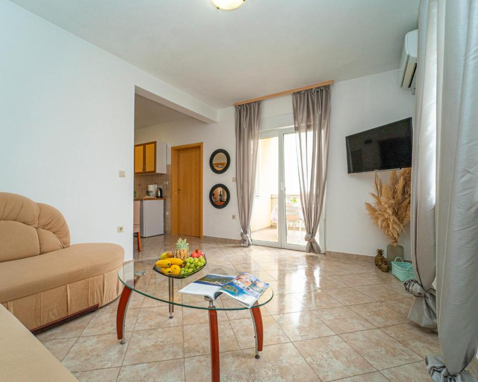 TV a/nebo společenská místnost v ubytování Apartments Baresic