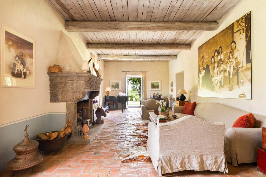 A seating area at Tenuta Colle Sala - Country House & Suite "The Villa"