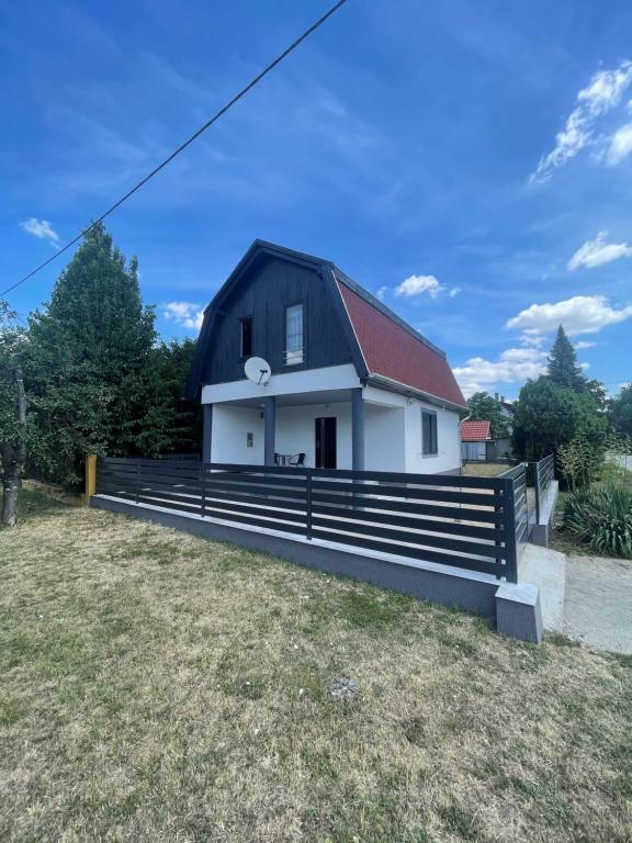 een zwart-wit huis met een grote tuin bij Corner House Zsóry Spa in Mezőkövesd