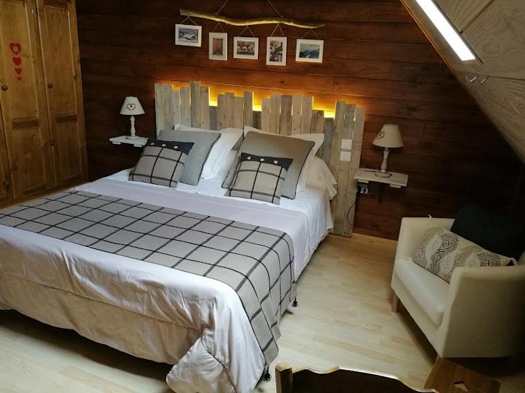 Postel nebo postele na pokoji v ubytování Chambres d'Hôtes Coeur de Bastié et Ranch du Lévézou