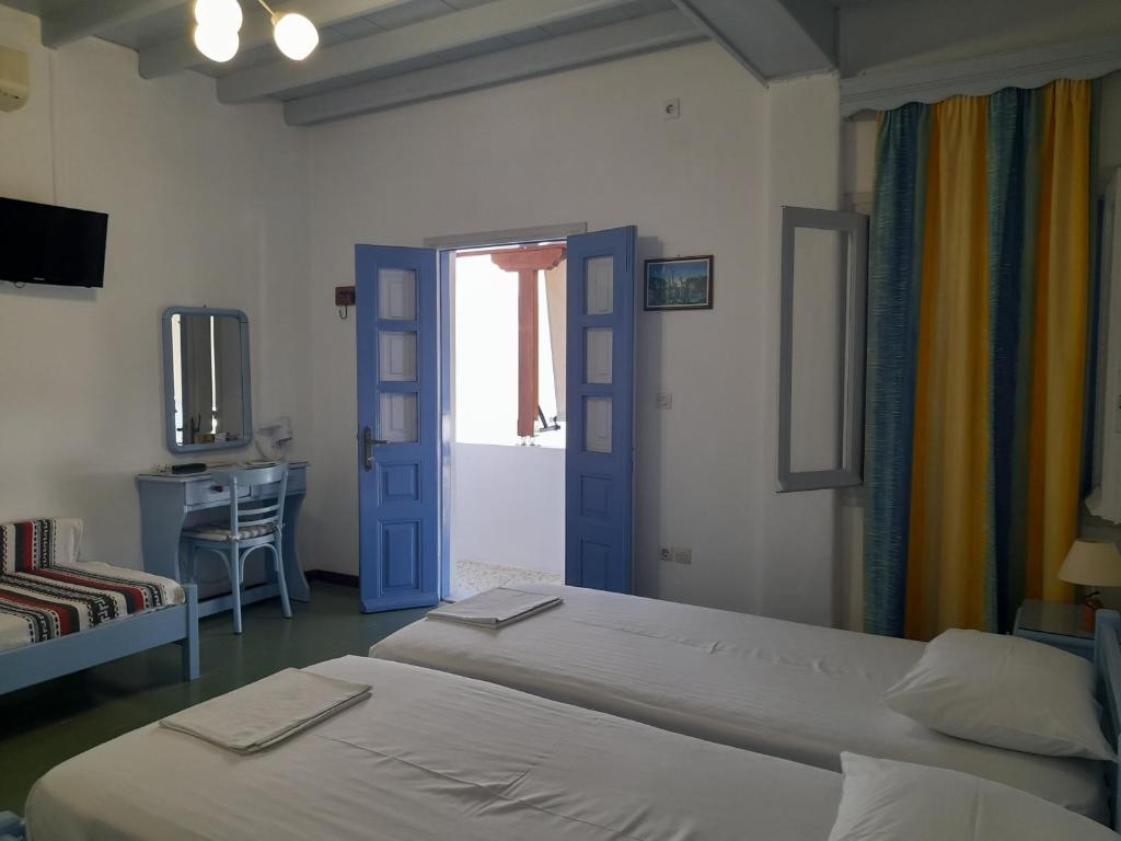 Postel nebo postele na pokoji v ubytování Patmos Maria Studios
