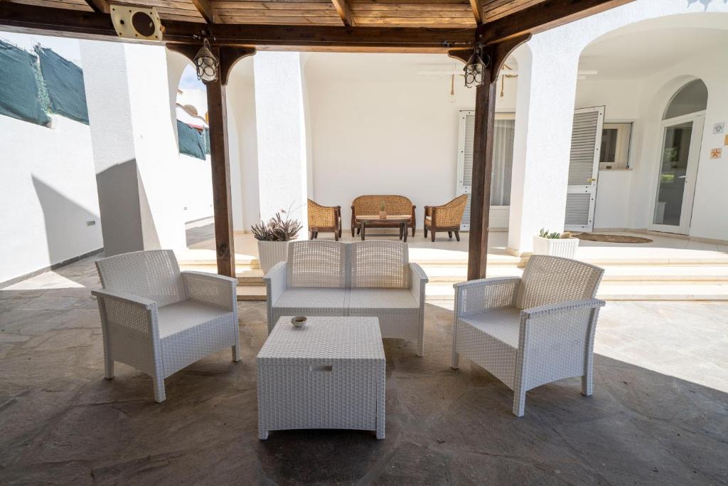 Część wypoczynkowa w obiekcie Villa Machri - Con Piscina Privata E Ampio Giardino Vicina Al Mare