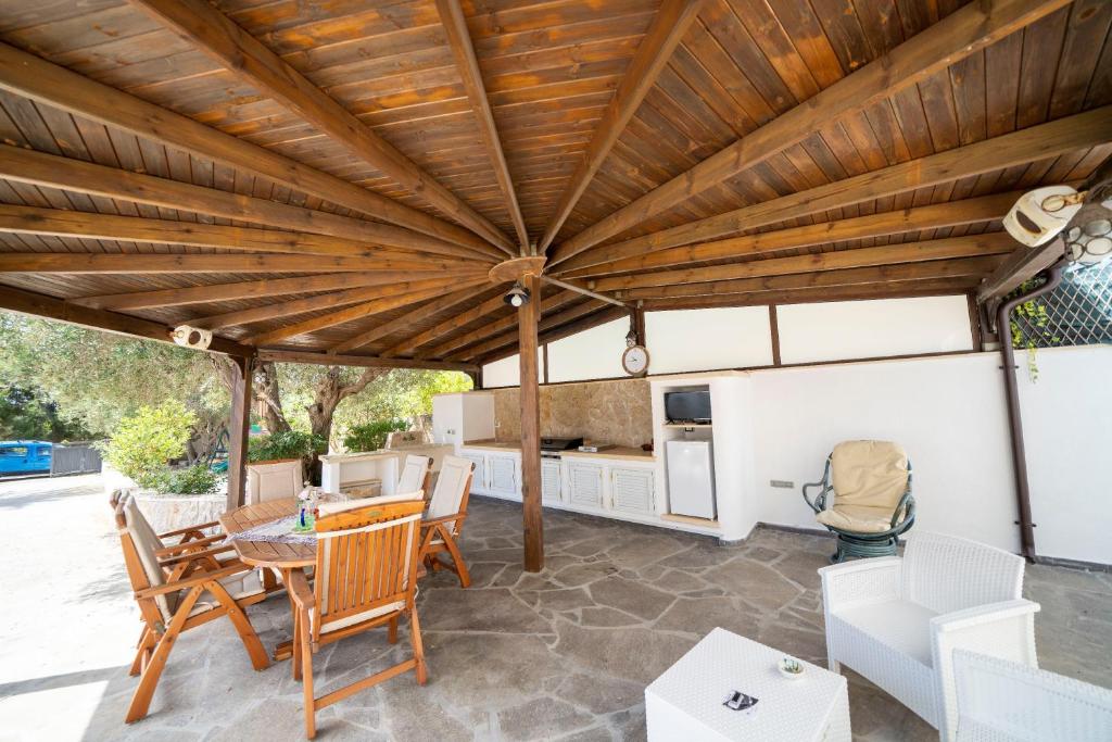 Patio lub wspólna przestrzeń na świeżym powietrzu w obiekcie Villa Machri - Con Piscina Privata E Ampio Giardino Vicina Al Mare