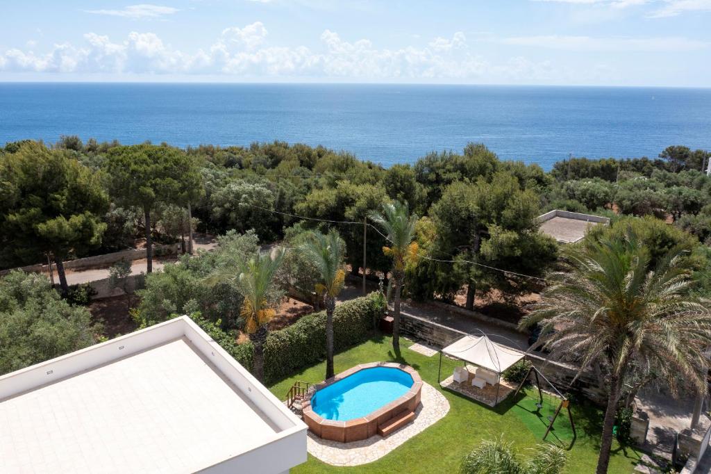 z góry widok na ośrodek z basenem i ocean w obiekcie Villa Machri - Con Piscina Privata E Ampio Giardino Vicina Al Mare w mieście Gagliano del Capo