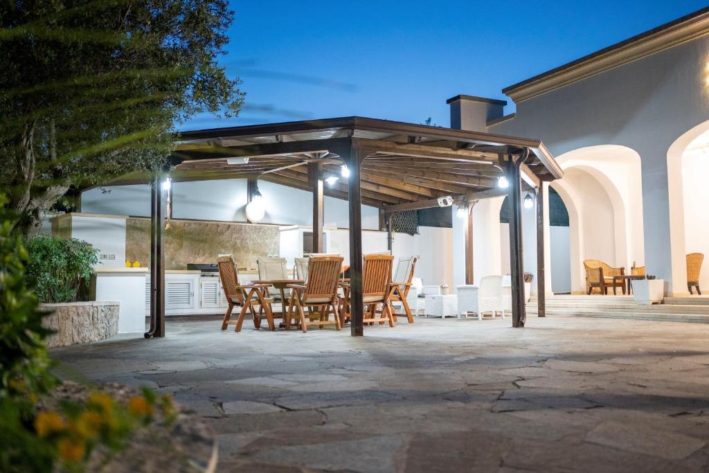 Patio lub wspólna przestrzeń na świeżym powietrzu w obiekcie Villa Machri - Con Piscina Privata E Ampio Giardino Vicina Al Mare