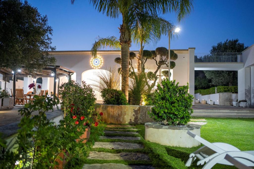 Ogród w obiekcie Villa Machri - Con Piscina Privata E Ampio Giardino Vicina Al Mare