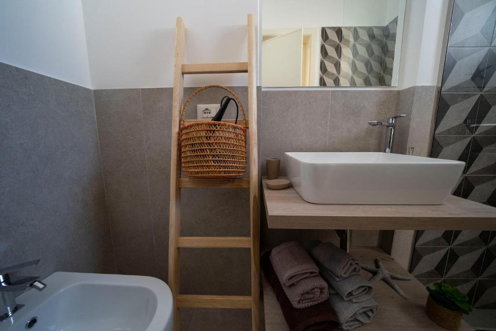 Łazienka w obiekcie Villa Machri - Con Piscina Privata E Ampio Giardino Vicina Al Mare