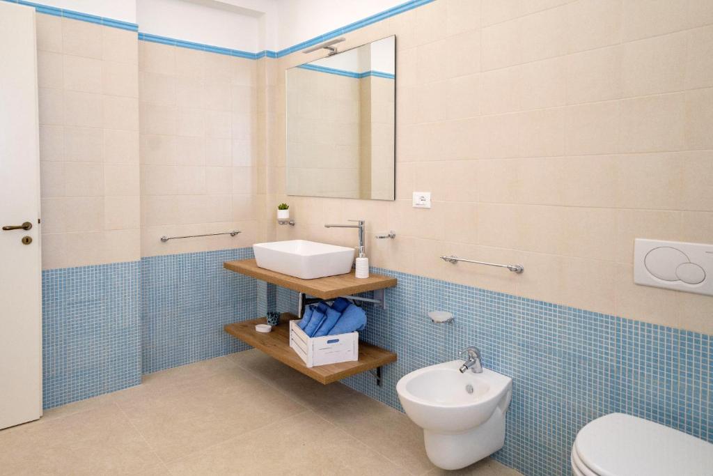 Łazienka w obiekcie Villa Machri - Con Piscina Privata E Ampio Giardino Vicina Al Mare