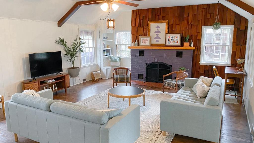 Gallery image of Retro Ypsilanti Cottage - Peloton & Vintage Vibes in Ypsilanti